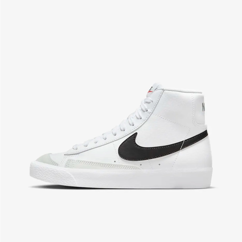 Nike Blazer Mid '77 in White/Black